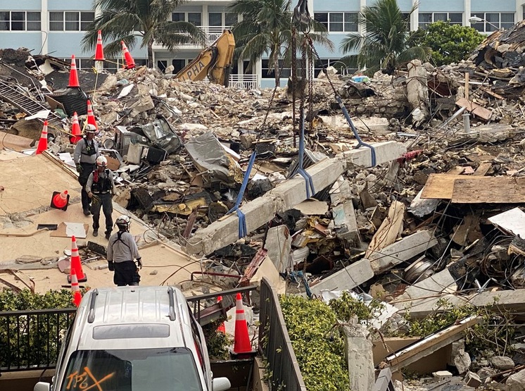 Edificio residencial se derrumbó en Miami. Hasta ahora 12 muertos y más de 100 desaparecidos