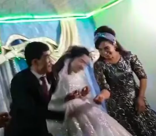Boda Uzbekistan - Esposo golpea a esposa